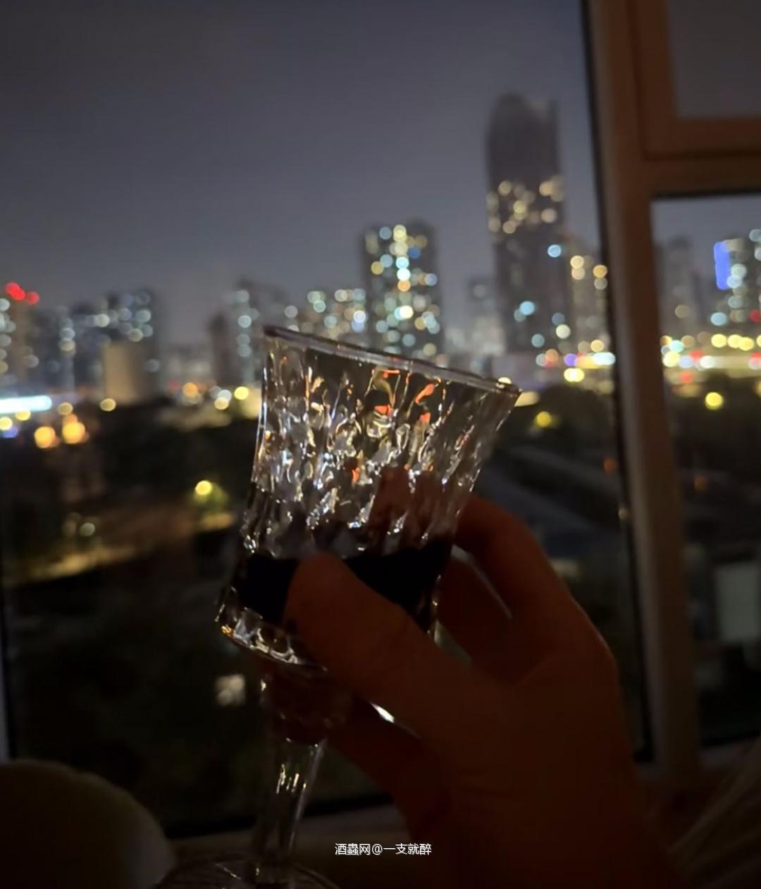 夜晚独自喝点去去班味