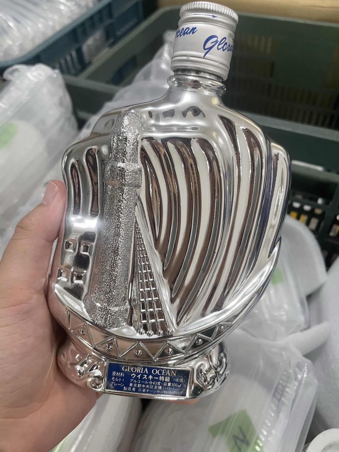 轻井泽银色帆船特级威士忌300毫升。