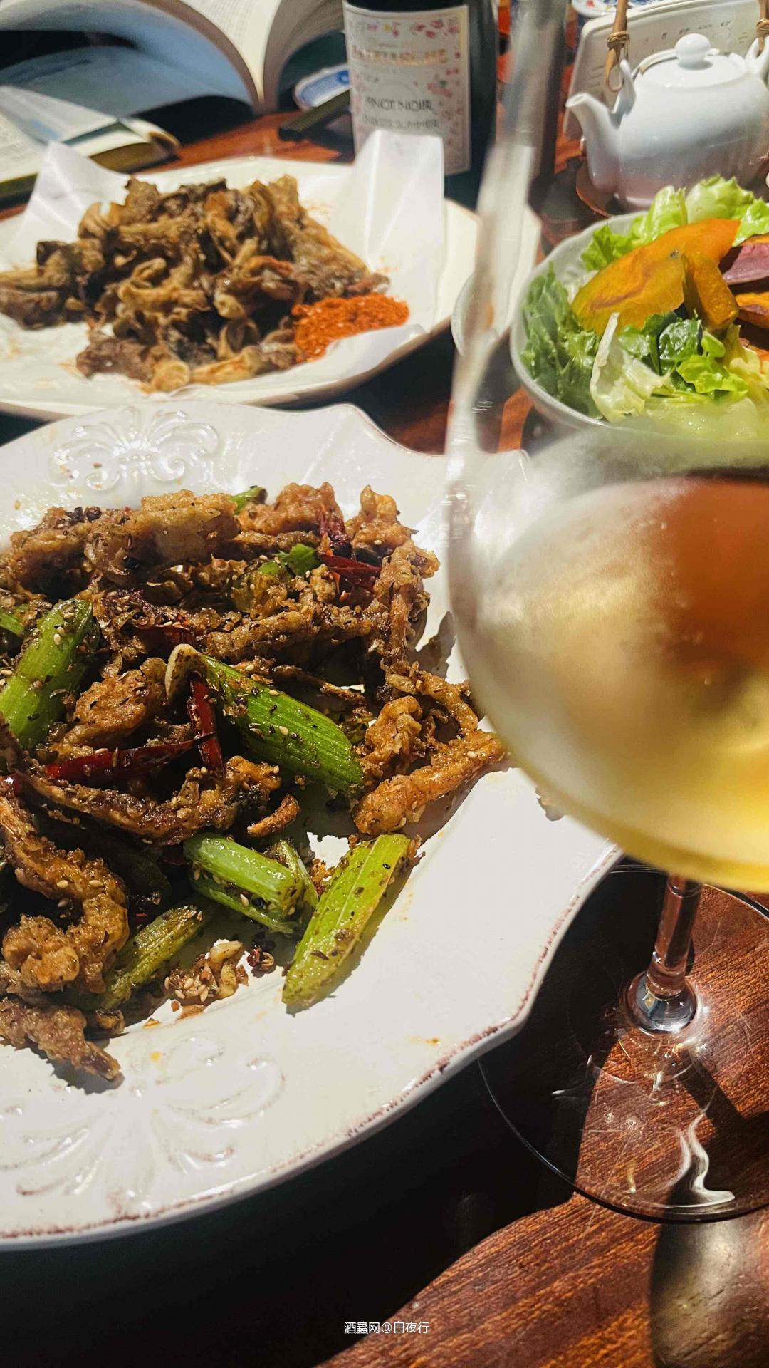 喝着酒陪娃赶作业