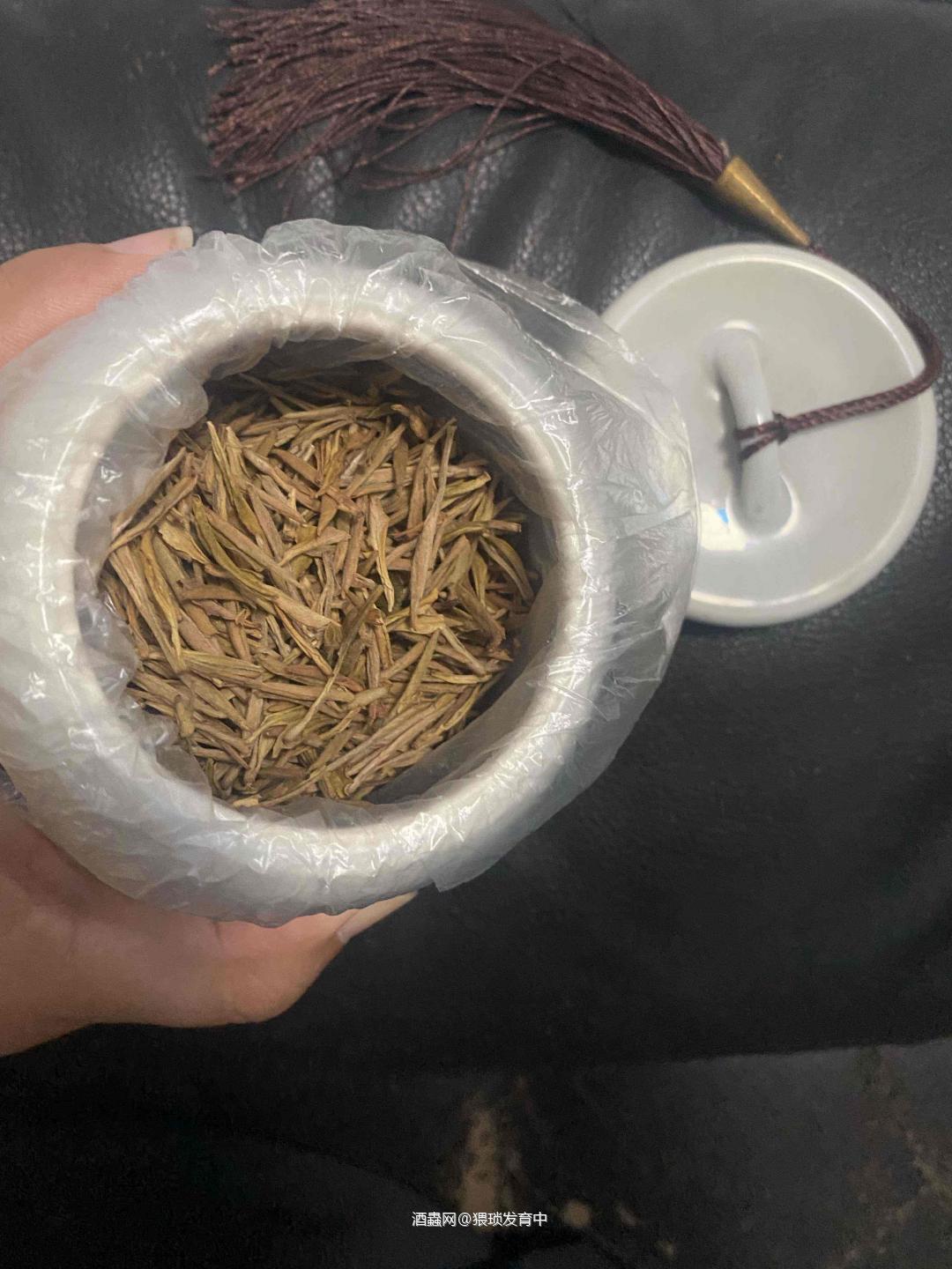 先不说叶子，这瓶子要比叶子贵。