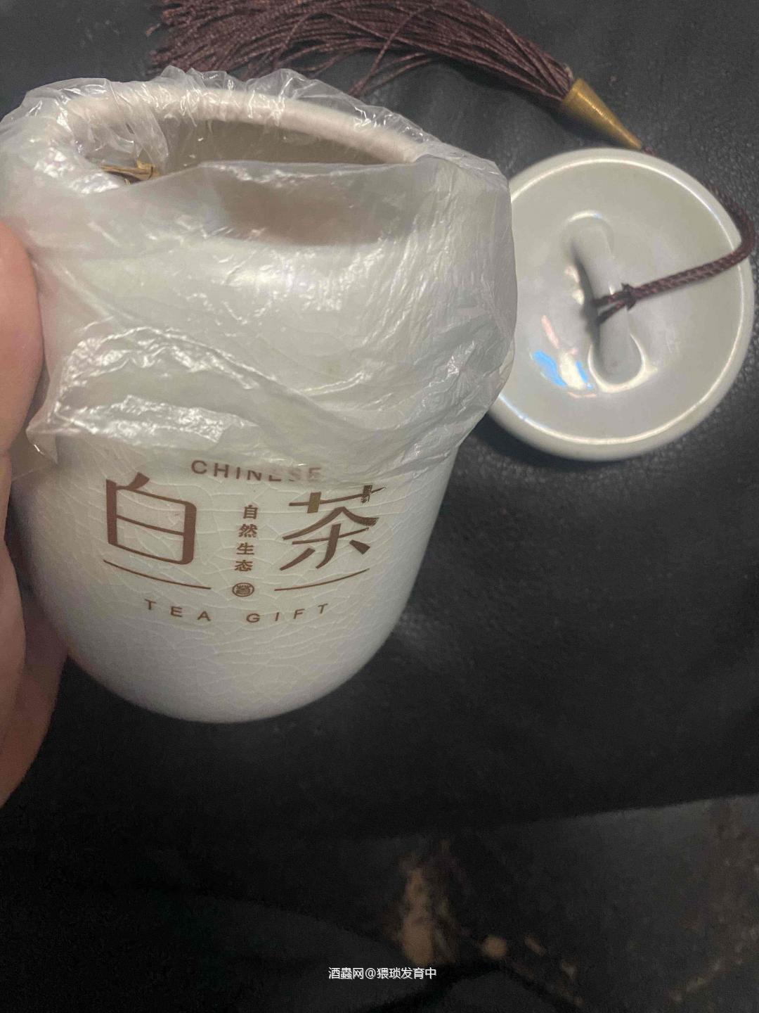 先不说叶子，这瓶子要比叶子贵。