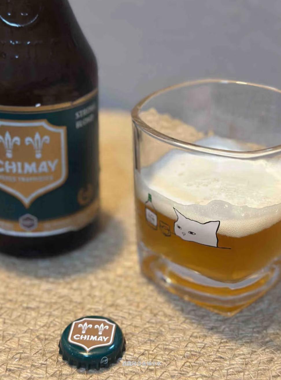 小猫看着我喝酒