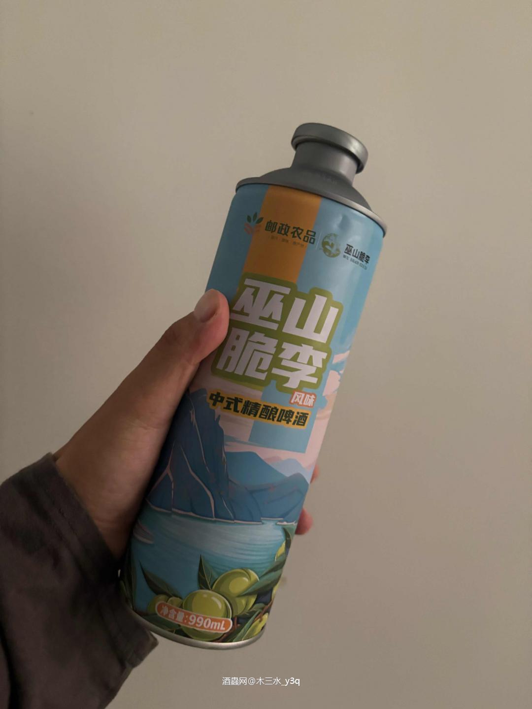 趁着秋日的凉爽,不燥热。 下班回家来一杯冰镇的巫山脆李中式精酿啤酒, 是一种特别的CHILL。 浑浊的深粉色,泡沫极少且消散快,瓶即爆发出极其浓郁的巫山脆李的香气,仔细嗅闻,能感受到一丝淡淡的乳酸发酵的酸香和非常微弱的麦芽甜香。入口的第一感觉是强烈的、多汁的李子酸甜味,混合着明显的甜味。啤酒的苦味几乎不存在,还有些生津的感觉。 听着耳边的爵士,这才是人生啊!