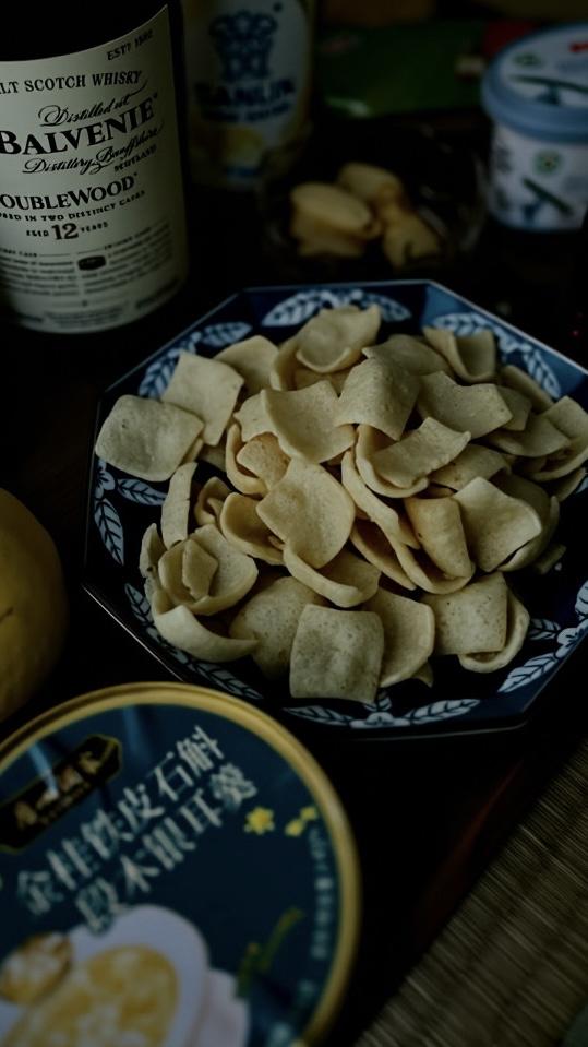 阴天在不开灯的房间