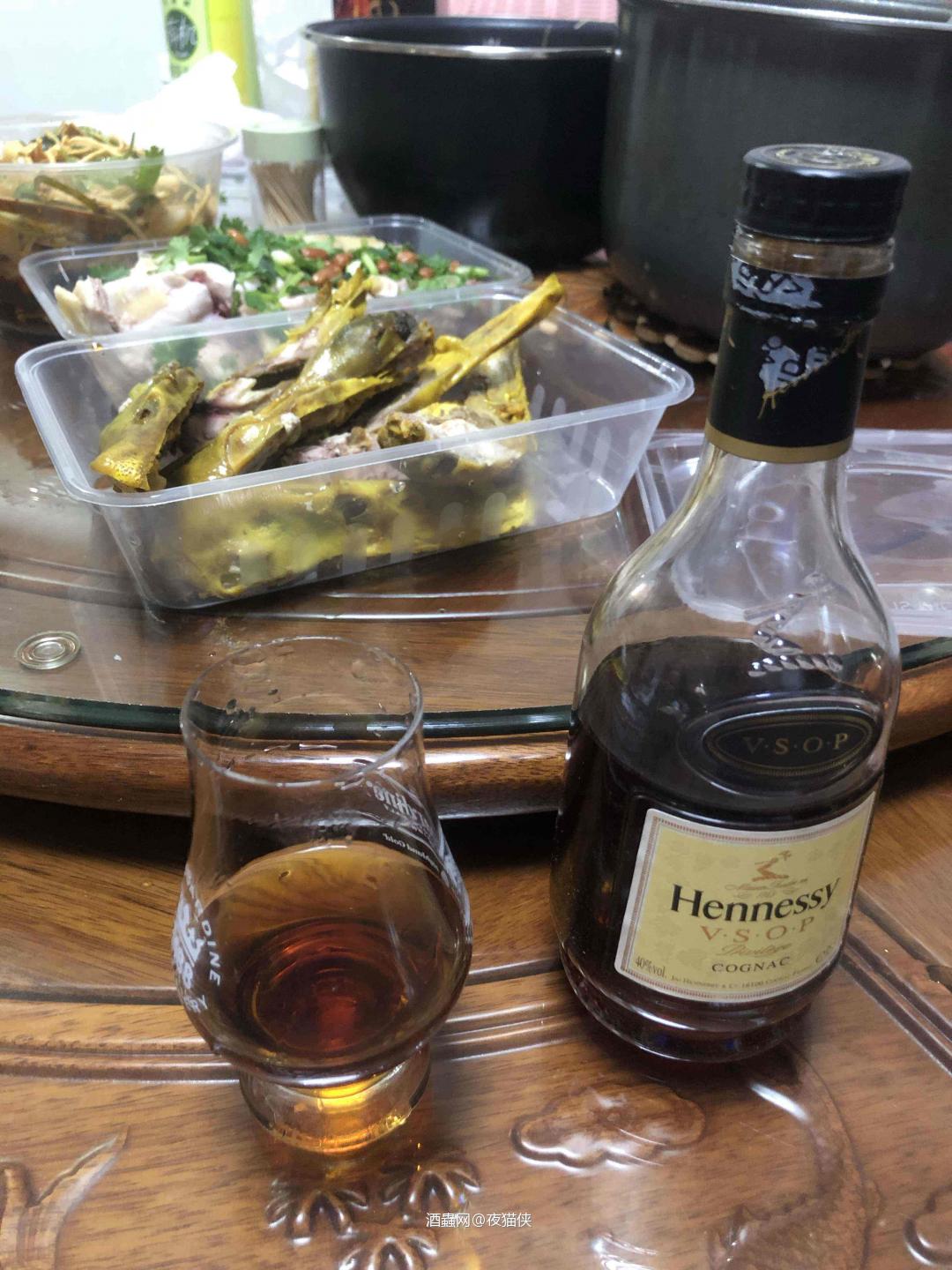 台风天来杯干邑躲在家里吃点喝点