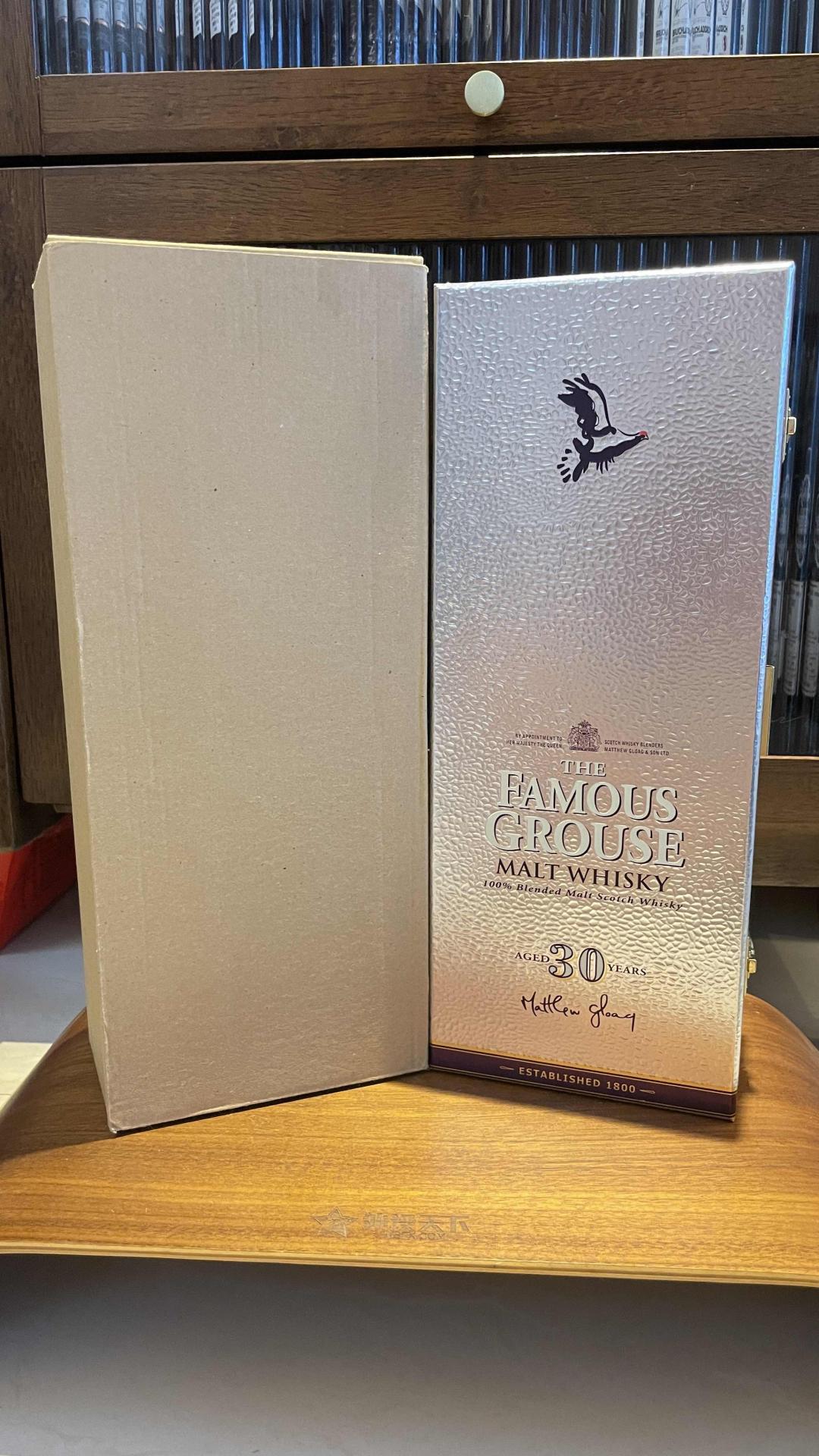 威雀 30年 2005年 受赏版 此款由麦卡伦 高原骑士酒液 调配而成 从蒸馏到现在已有50余年 非常值得收藏与品鉴
