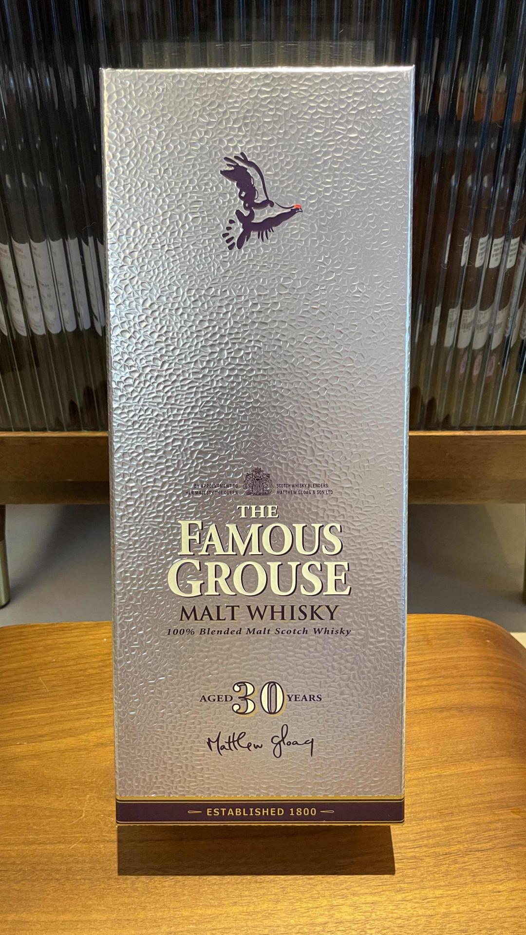 威雀 30年 2005年 受赏版 此款由麦卡伦 高原骑士酒液 调配而成 从蒸馏到现在已有50余年 非常值得收藏与品鉴