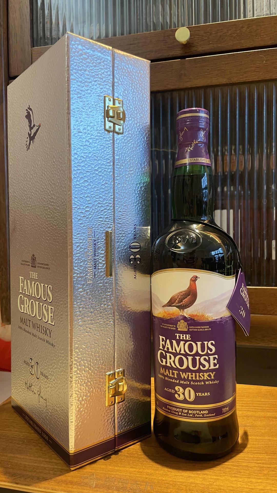 威雀 30年 2005年 受赏版 此款由麦卡伦 高原骑士酒液 调配而成 从蒸馏到现在已有50余年 非常值得收藏与品鉴