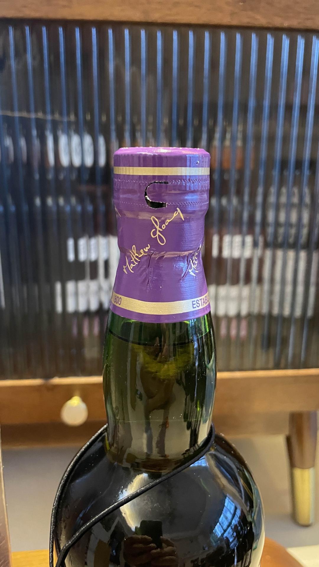 威雀 30年 2005年 受赏版 此款由麦卡伦 高原骑士酒液 调配而成 从蒸馏到现在已有50余年 非常值得收藏与品鉴