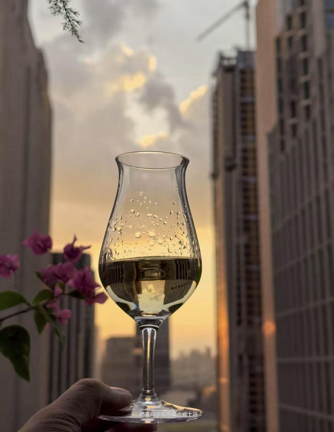 秋天到了烈酒又可以拿出来喝了