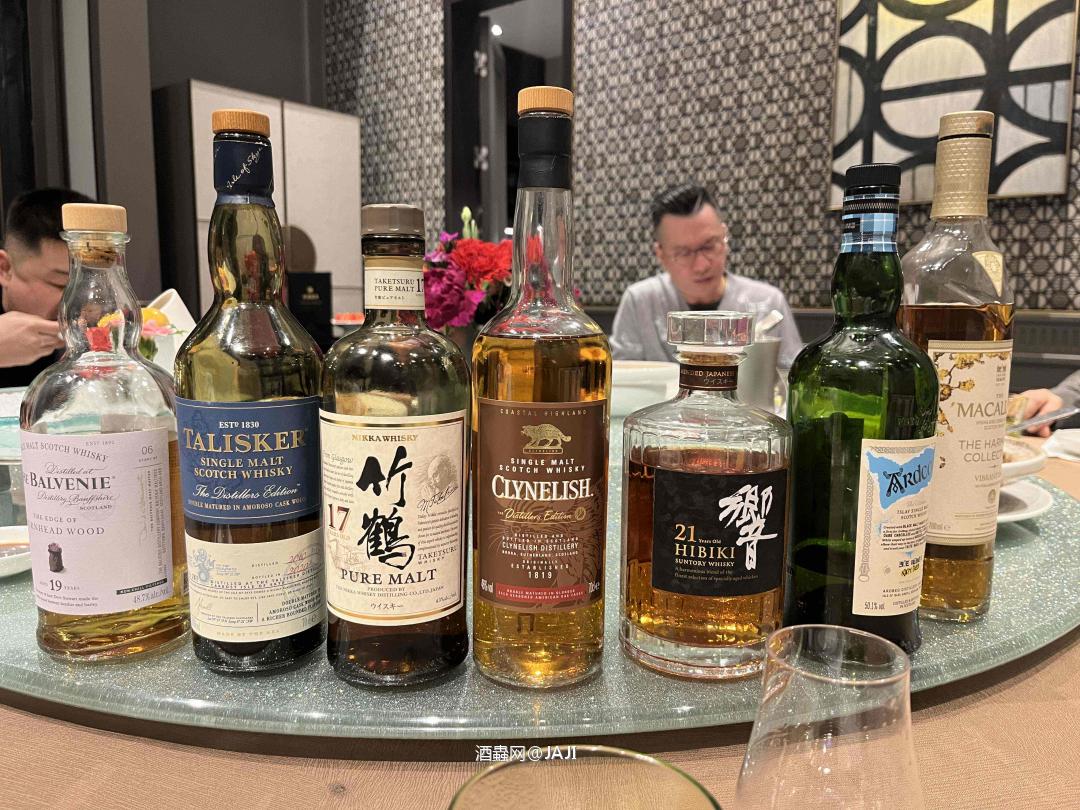 来时路上的风霜 酿成杯中岁月的辛香 一杯入口 眼前的风景逐渐点亮 前行的勇气也装入了行囊 每一段路上 都有一杯威士忌在等你