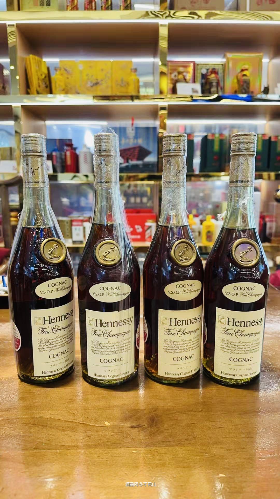 80年代，軒尼詩vsop青直樽700毫升 <img src='https://sdata.whiskyworm.com/xcxpics/emoji_80.png' class='emoji' /><img src='https://sdata.whiskyworm.com/xcxpics/emoji_80.png' class='emoji' /><img src='https://sdata.whiskyworm.com/xcxpics/emoji_80.png' class='emoji' />