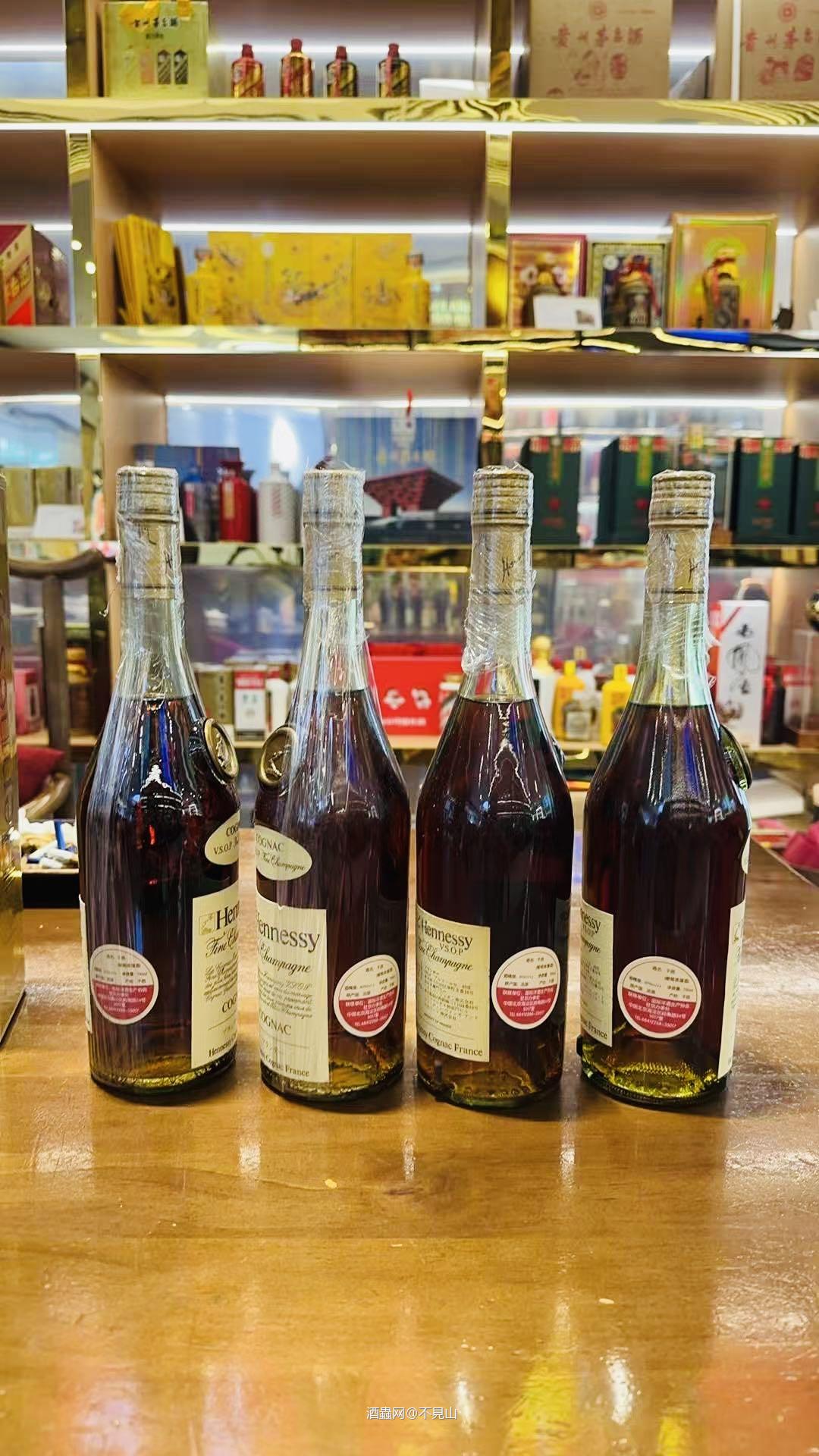 80年代，軒尼詩vsop青直樽700毫升 <img src='https://sdata.whiskyworm.com/xcxpics/emoji_80.png' class='emoji' /><img src='https://sdata.whiskyworm.com/xcxpics/emoji_80.png' class='emoji' /><img src='https://sdata.whiskyworm.com/xcxpics/emoji_80.png' class='emoji' />