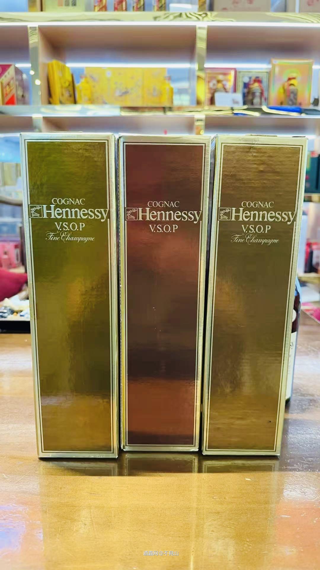 80年代，軒尼詩vsop青直樽700毫升 <img src='https://sdata.whiskyworm.com/xcxpics/emoji_80.png' class='emoji' /><img src='https://sdata.whiskyworm.com/xcxpics/emoji_80.png' class='emoji' /><img src='https://sdata.whiskyworm.com/xcxpics/emoji_80.png' class='emoji' />