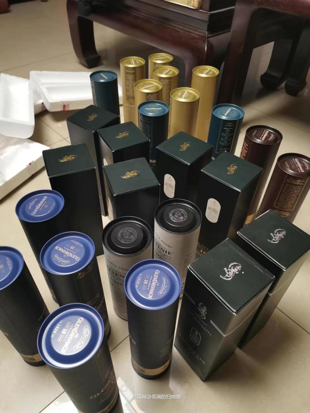 瓶瓶罐罐的威士忌摆在一起