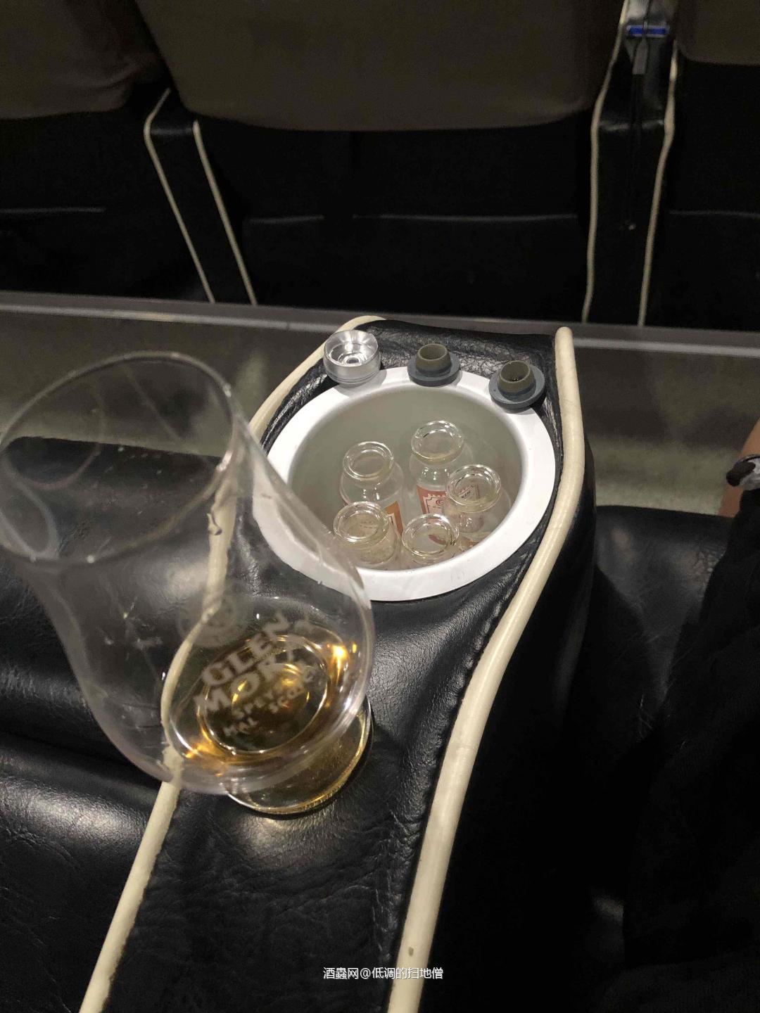 一边看电影一边喝点威士忌