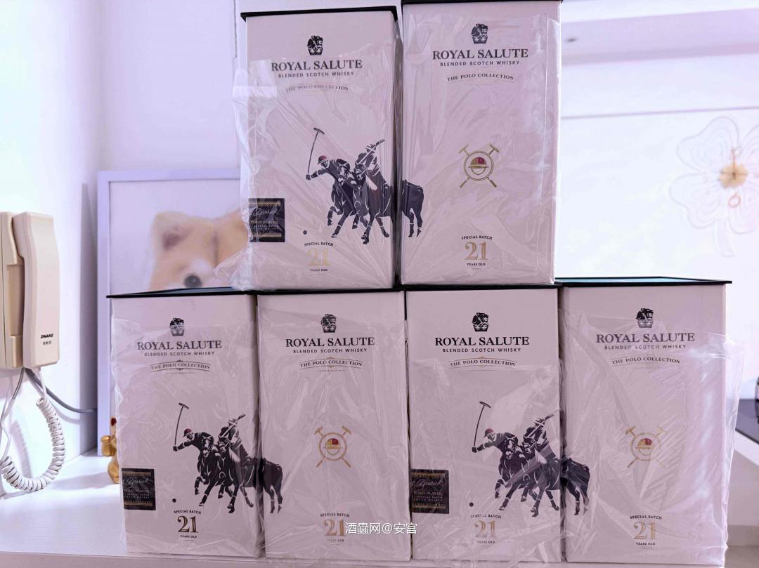 多年珍藏的皇家礼炮草地马球珍藏版(首版)拿出来开开光<img src='https://sdata.whiskyworm.com/xcxpics/emoji_14.png' class='emoji' /><img src='https://sdata.whiskyworm.com/xcxpics/emoji_14.png' class='emoji' />