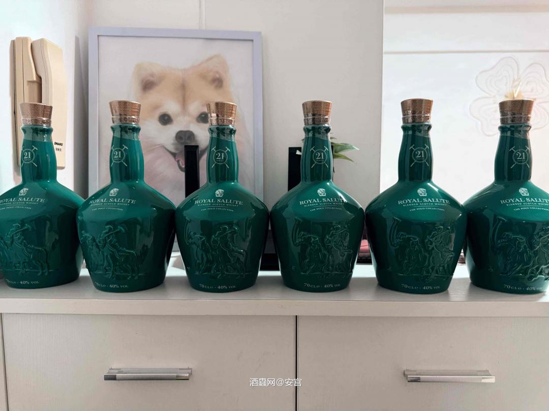 多年珍藏的皇家礼炮草地马球珍藏版（首版）拿出来开开光<img src='https://sdata.whiskyworm.com/xcxpics/emoji_14.png' class='emoji' /><img src='https://sdata.whiskyworm.com/xcxpics/emoji_14.png' class='emoji' />