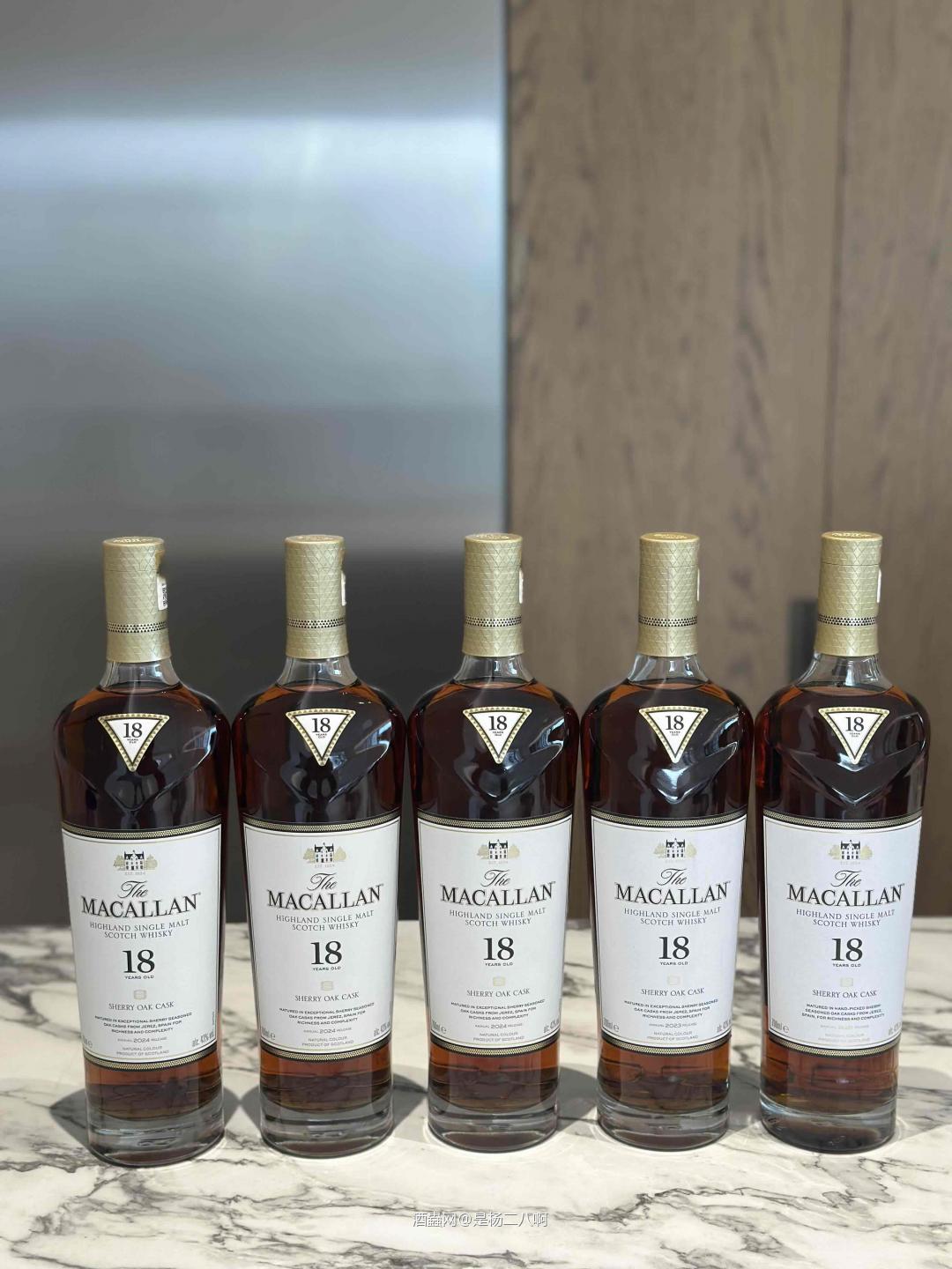 新居入伙,第一批入住的,是麦卡伦18年。 贯穿我的威士忌品饮史的,是麦卡伦18年。 2021年开始喝威士忌,抽签,喜悦, 2025年威士忌价格回落,箱买,舒畅。 已经在期待酒柜摆满这些小家伙的样子了