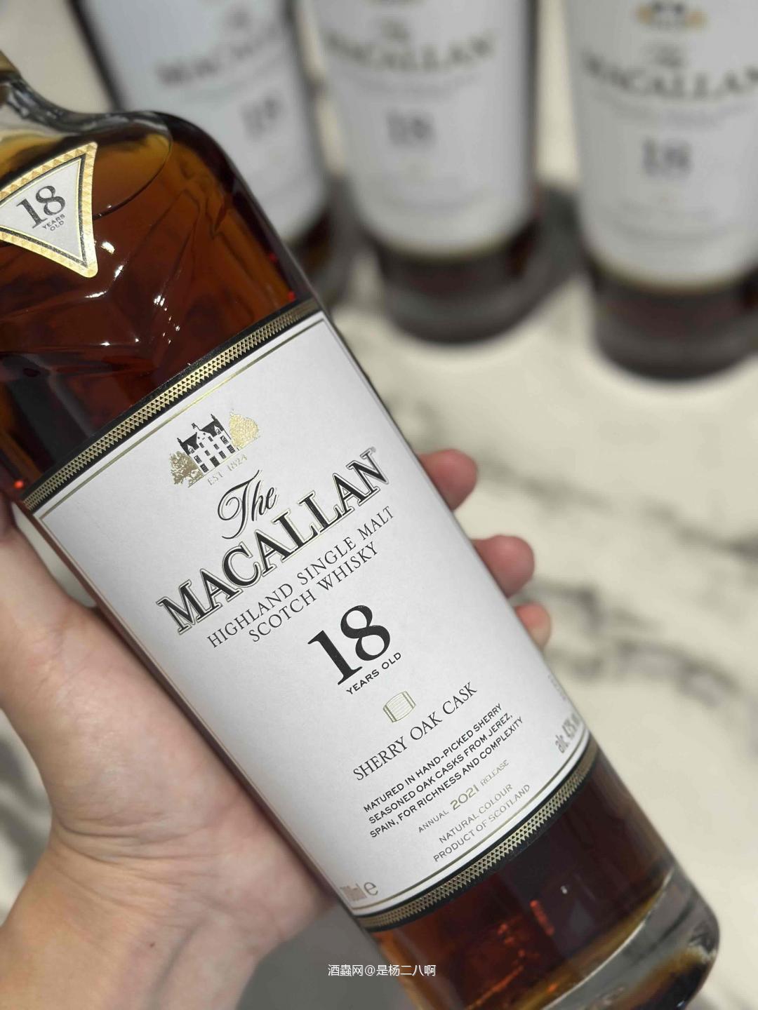 新居入伙，第一批入住的，是麦卡伦18年。 贯穿我的威士忌品饮史的，是麦卡伦18年。 2021年开始喝威士忌，抽签，喜悦， 2025年威士忌价格回落，箱买，舒畅。 已经在期待酒柜摆满这些小家伙的样子了