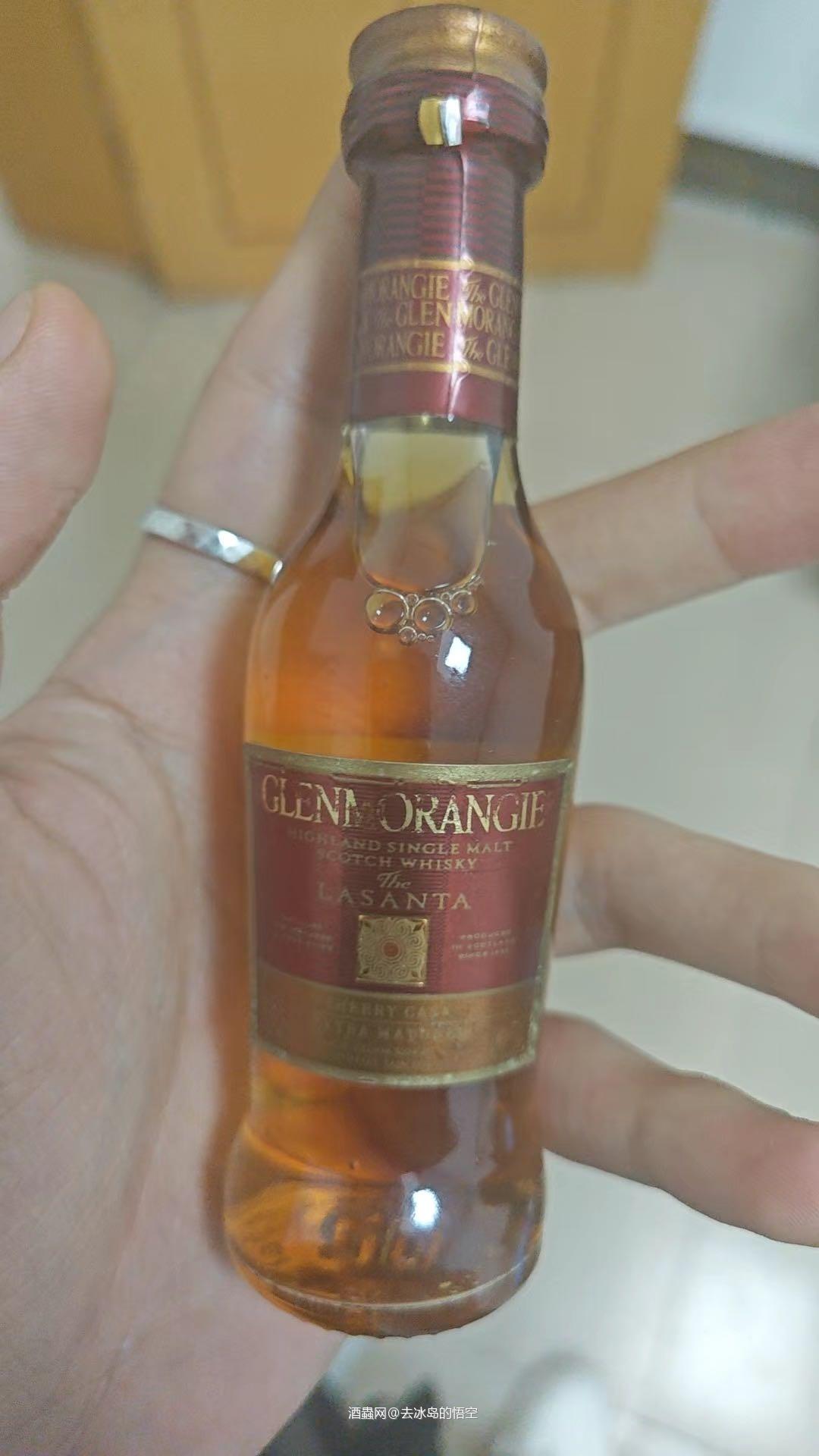 小小的格兰杰拿在手里一口一瓶