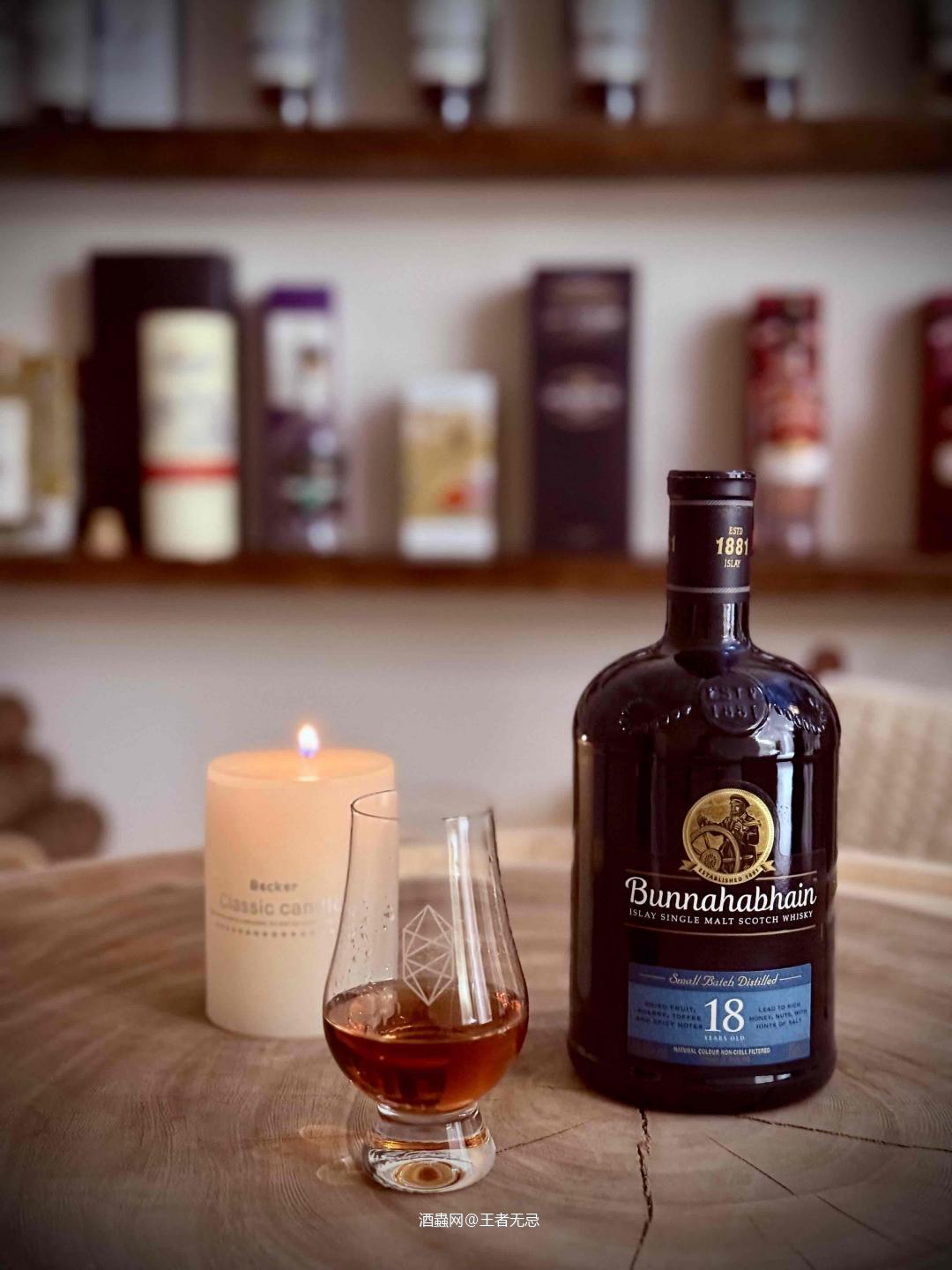 村上春树在《如果我们的语言是威士忌》里说：在静谧的夜晚，听着郭德堡变奏曲，我总会想喝上一杯飘着淡淡花香的布纳哈本