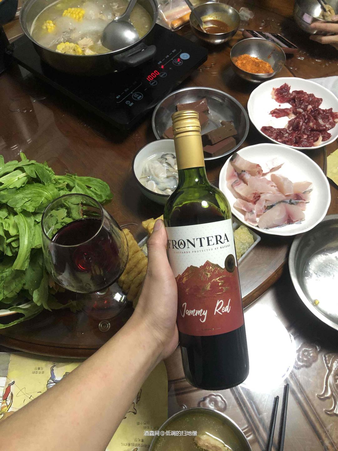 没想到挺好喝的水果味很浓郁的葡萄酒很甜