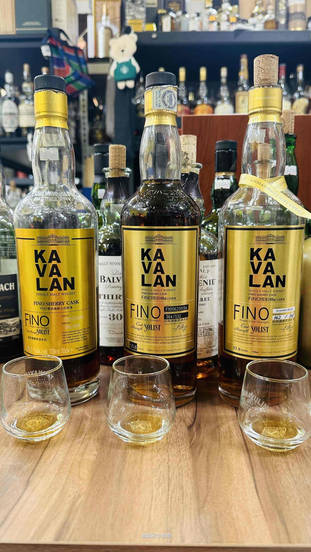 噶瑪蘭 左邊普通版 中間得獎 右邊S06 說實話我也真搞不懂這酒廠06年到底發生了什麼事，那個品質真的是異常之好 如果繼續維持那個水準的話，稱霸威士忌指日可待，還好沒有發生。 後期的水準大概就是「不錯」