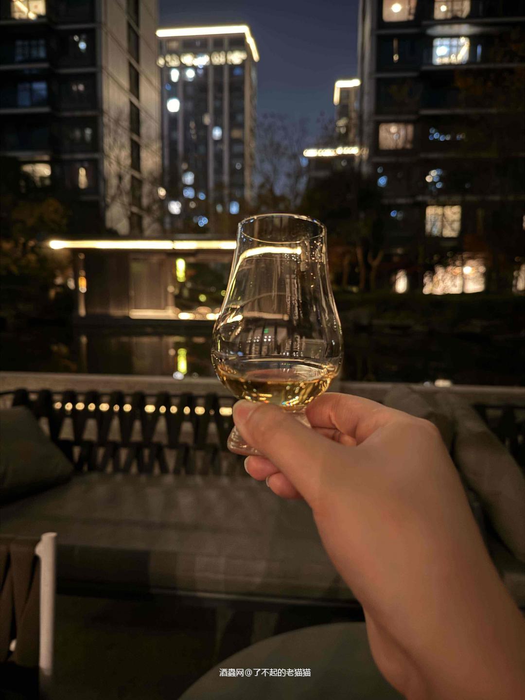 这次回归威士忌,基本喝的都喜欢。甚至一些当年不太满意的比如山崎12年,麦卡伦18年雪莉单桶都觉得变好喝了,唯独这支欧摩18年表现让人十分失望,稳居最差的榜首。