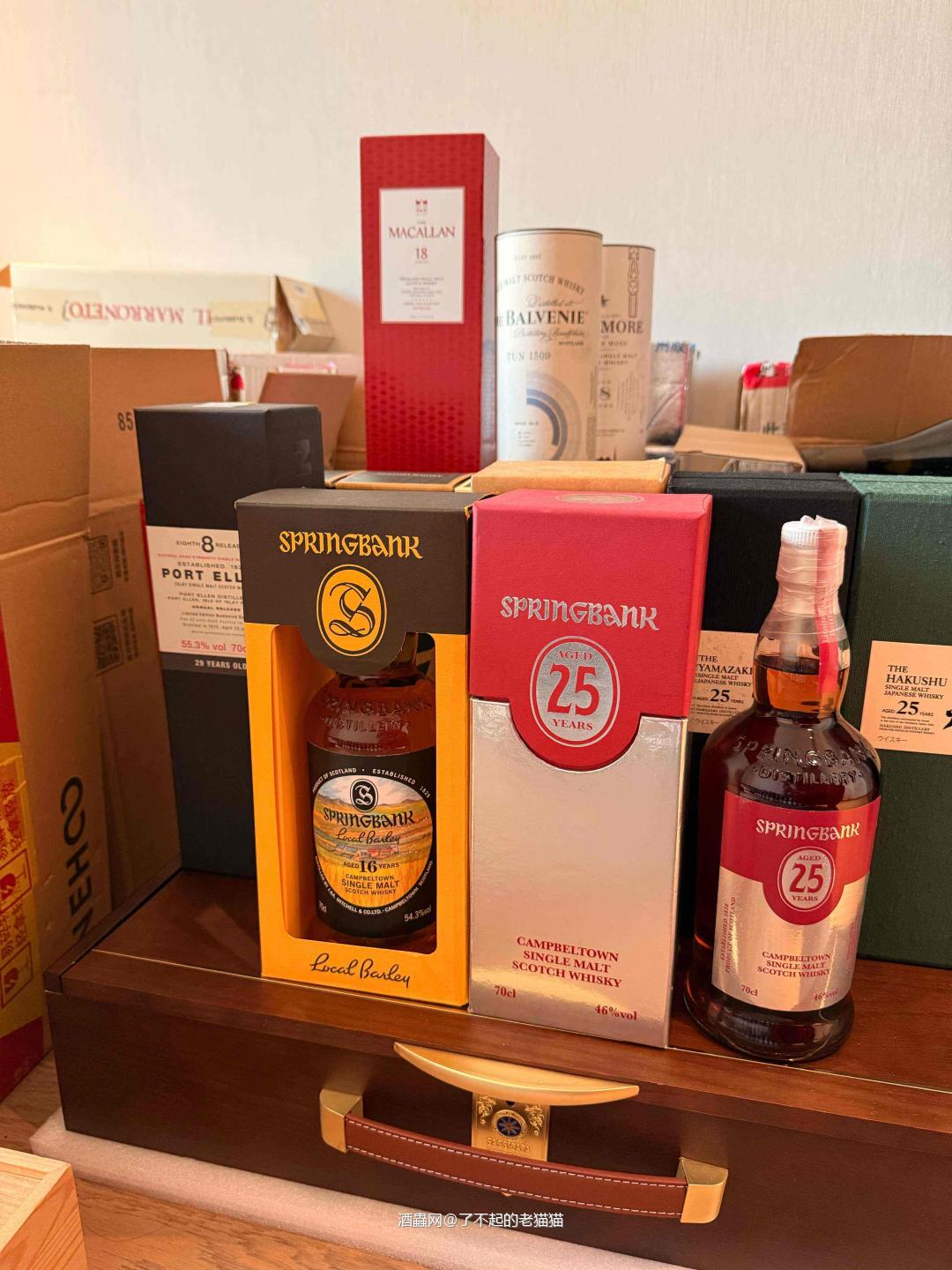 最近回归威士忌后喝到最惊喜的酒款当属云顶16年本地大麦，高度数带来爆炸性的饱满油润厚重丰富的酒体，作为中等年份依然有着上佳的复杂度，虽然缺乏高奢威士忌必备的高级感但却把云顶蒸馏厂的风格发挥到了极致，堪称云顶经典风格的集大成者。 云顶25年2014首版则是众望所归的好喝，虽然一开场因为酒精度数的劣势在本地大麦面前有些怯场，但很快高级感和底蕴完全镇住了场子，这是一支贵的让人心甘情愿的好酒，值得静下心去