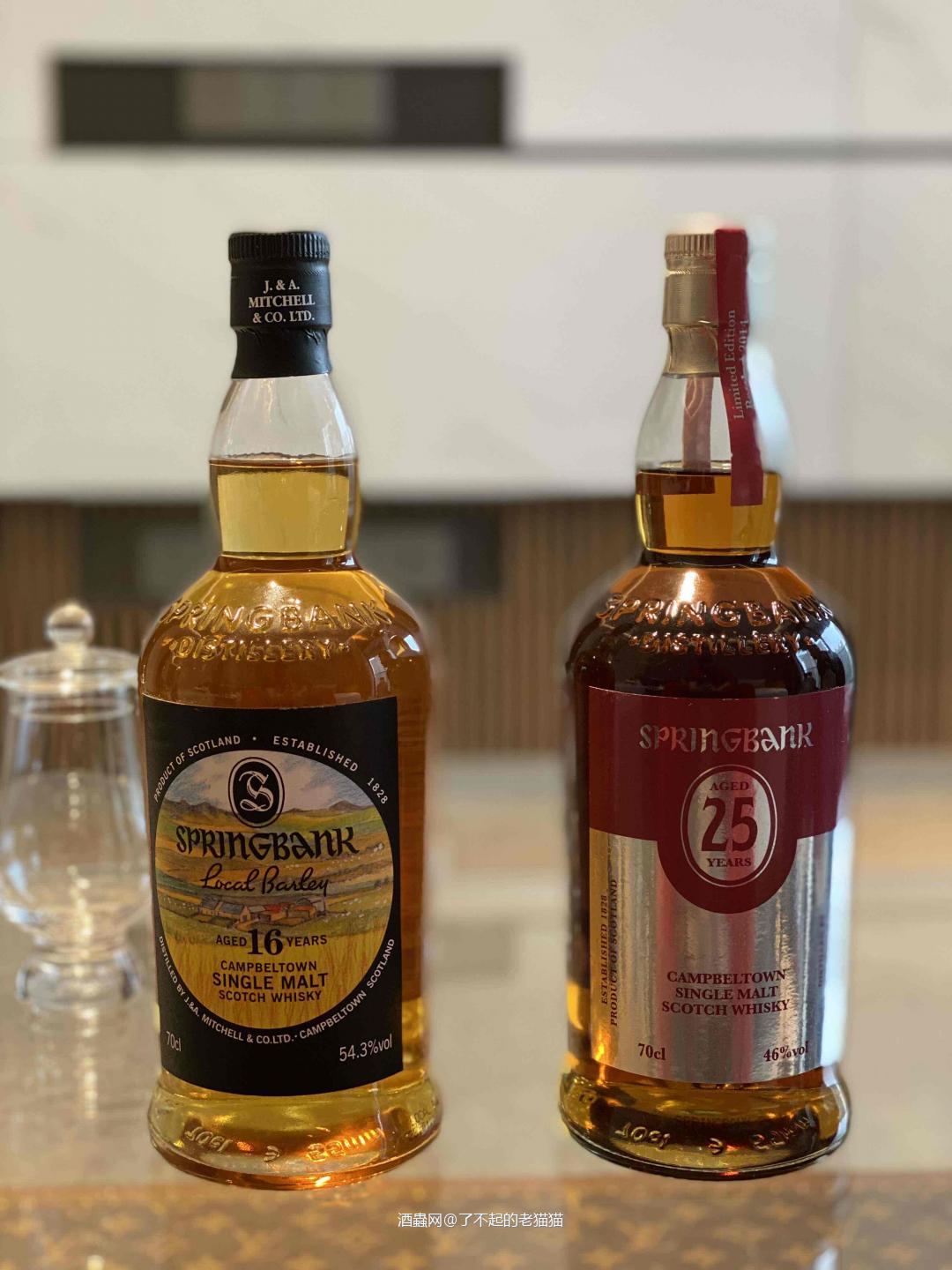 最近回归威士忌后喝到最惊喜的酒款当属云顶16年本地大麦，高度数带来爆炸性的饱满油润厚重丰富的酒体，作为中等年份依然有着上佳的复杂度，虽然缺乏高奢威士忌必备的高级感但却把云顶蒸馏厂的风格发挥到了极致，堪称云顶经典风格的集大成者。 云顶25年2014首版则是众望所归的好喝，虽然一开场因为酒精度数的劣势在本地大麦面前有些怯场，但很快高级感和底蕴完全镇住了场子，这是一支贵的让人心甘情愿的好酒，值得静下心去