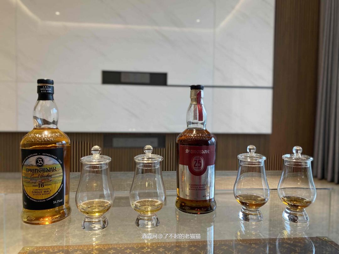 最近回归威士忌后喝到最惊喜的酒款当属云顶16年本地大麦，高度数带来爆炸性的饱满油润厚重丰富的酒体，作为中等年份依然有着上佳的复杂度，虽然缺乏高奢威士忌必备的高级感但却把云顶蒸馏厂的风格发挥到了极致，堪称云顶经典风格的集大成者。 云顶25年2014首版则是众望所归的好喝，虽然一开场因为酒精度数的劣势在本地大麦面前有些怯场，但很快高级感和底蕴完全镇住了场子，这是一支贵的让人心甘情愿的好酒，值得静下心去