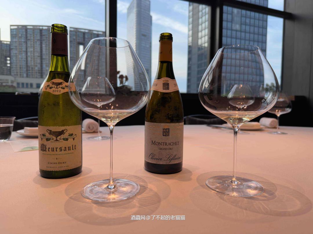 白葡萄酒太素了，Coche Dury都已经提不起我的兴趣了。倒是Henri Boillot相当相当不错，值得一喝。喝完回去再溜两杯云顶解馋。