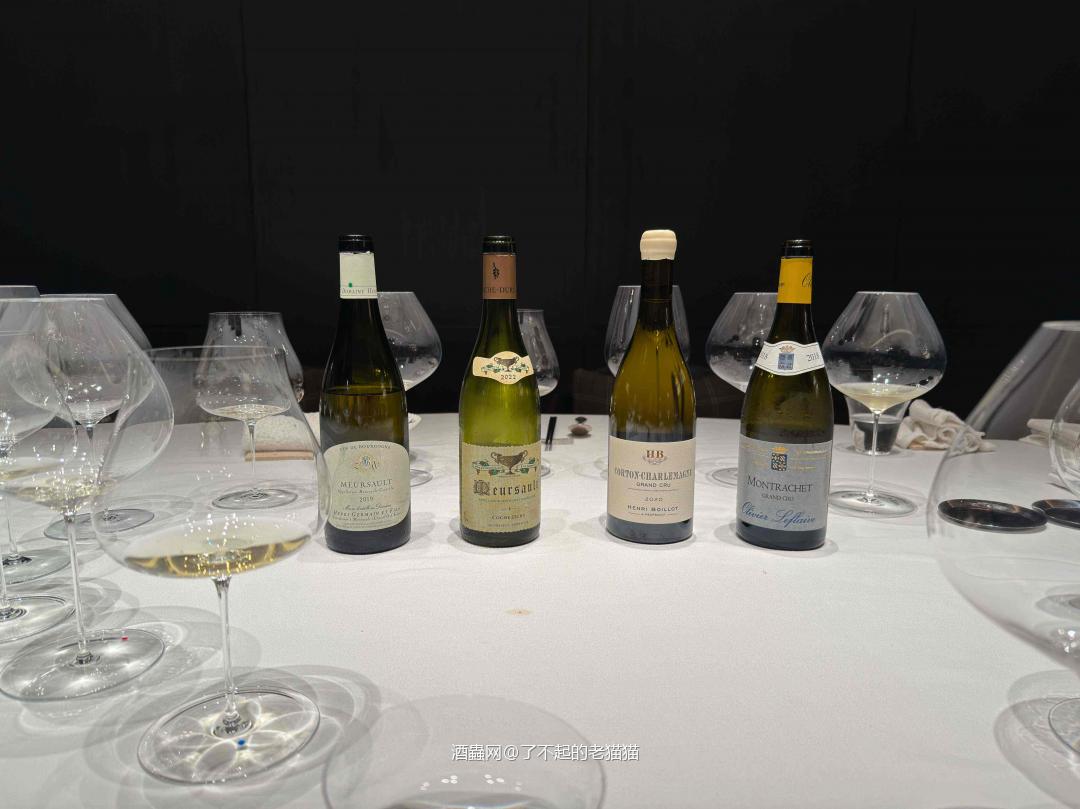 白葡萄酒太素了，Coche Dury都已经提不起我的兴趣了。倒是Henri Boillot相当相当不错，值得一喝。喝完回去再溜两杯云顶解馋。