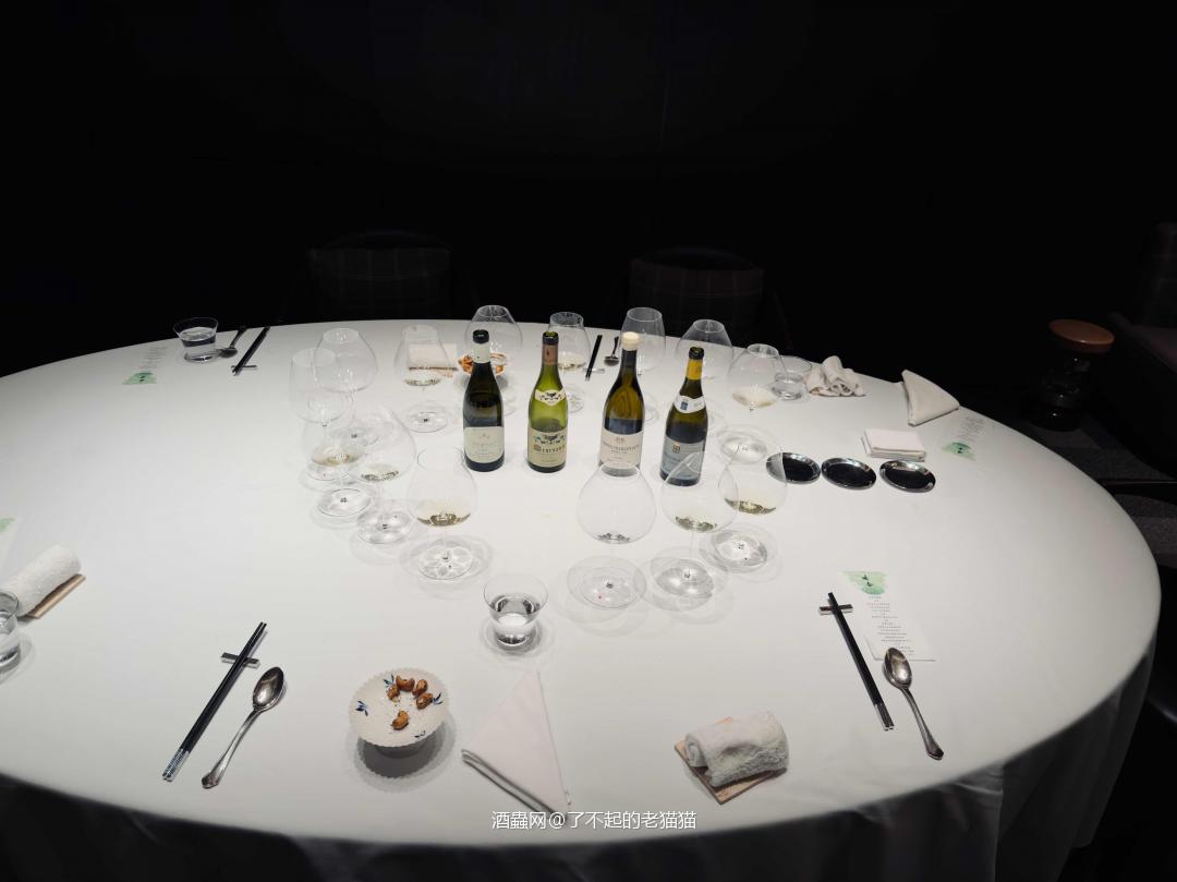 白葡萄酒太素了，Coche Dury都已经提不起我的兴趣了。倒是Henri Boillot相当相当不错，值得一喝。喝完回去再溜两杯云顶解馋。