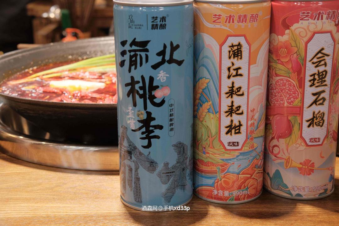 会理石榴精酿啤酒 精选四川会理核心产区石榴为原料，搭配进口麦芽与优质啤酒花匠心酿造，将地域鲜果的清甜与精酿啤酒的醇厚完美融合。酒体呈淡粉橘色，澄澈透亮，开瓶即释浓郁石榴果香，入口清甜不齁腻，中段麦芽香层层铺展，收口微苦的啤酒花风味巧妙平衡整体口感。酒体轻盈顺滑，气泡感适中，无论是独酌小饮，还是搭配火锅、轻食聚餐，都是解锁味蕾的绝佳选择，国潮瓶身设计更添饮用趣味。