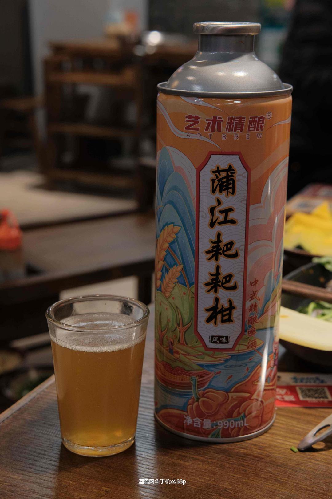 蒲江耙耙柑精酿啤酒评测 试了这款蒲江耙耙柑精酿，刚开罐就被清新的柑橘香裹住，耙耙柑的清甜混着微微的橘皮香，完全没有工业香精的刺鼻感。酒体是透亮的浅黄，倒杯后泡沫细腻，挂杯也挺持久。 入口先是耙耙柑的甜润在舌尖化开，酸度很柔和，中和了啤酒的麦芽味，喝起来特别清爽。酒体比渝北桃李稍厚重一点，但依旧顺滑，度数不高，喝着没压力。搭配红油火锅简直绝了，柑橘的果香能瞬间解辣解腻，一口下去火锅的燥感都散了。