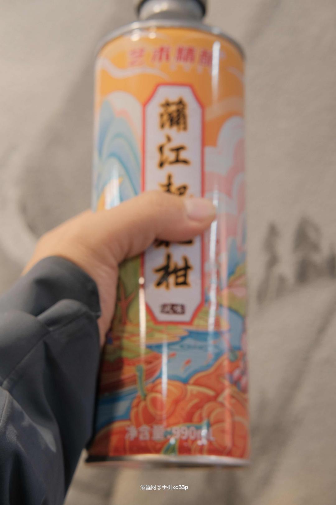 蒲江耙耙柑精酿啤酒评测 试了这款蒲江耙耙柑精酿，刚开罐就被清新的柑橘香裹住，耙耙柑的清甜混着微微的橘皮香，完全没有工业香精的刺鼻感。酒体是透亮的浅黄，倒杯后泡沫细腻，挂杯也挺持久。 入口先是耙耙柑的甜润在舌尖化开，酸度很柔和，中和了啤酒的麦芽味，喝起来特别清爽。酒体比渝北桃李稍厚重一点，但依旧顺滑，度数不高，喝着没压力。搭配红油火锅简直绝了，柑橘的果香能瞬间解辣解腻，一口下去火锅的燥感都散了。