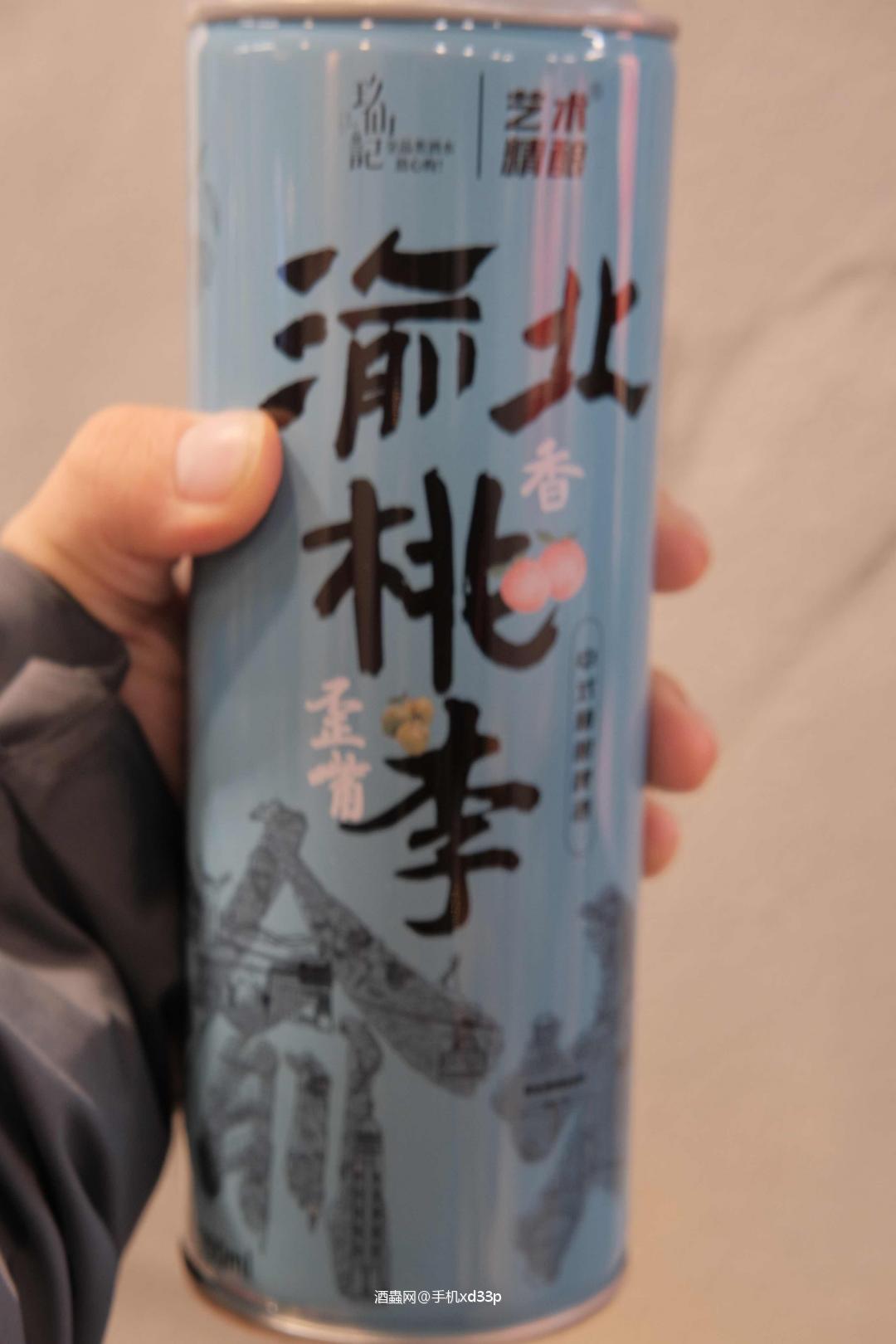 渝北桃李精酿啤酒评测 第一次喝这款渝北桃李精酿，直接被口感惊艳到了！开罐就能闻到浓郁的桃李果香，混着淡淡的麦芽香，甜香不腻人。倒在杯子里是澄澈的浅橘色，泡沫绵密但消散得快，颜值很在线。 入口先是水果的清甜，桃李的酸甜味在舌尖散开，接着麦芽的醇厚感慢慢出来，中和了果香的甜，酒体轻盈不厚重，度数不高，喝起来毫无负担。搭配火锅吃太合适了，解辣又解腻，一口肉一口酒，味蕾直接被唤醒。