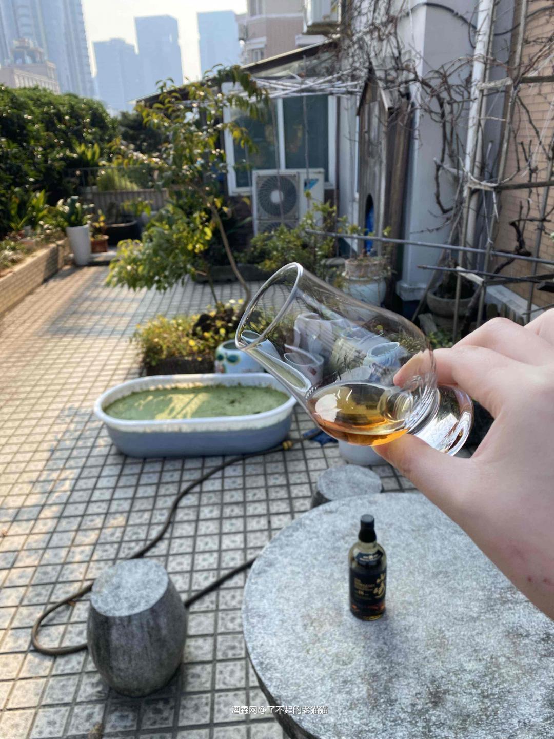 冬天的晴天感觉特别适合喝酒，感觉今天的酒比昨天刚开瓶好喝一些…