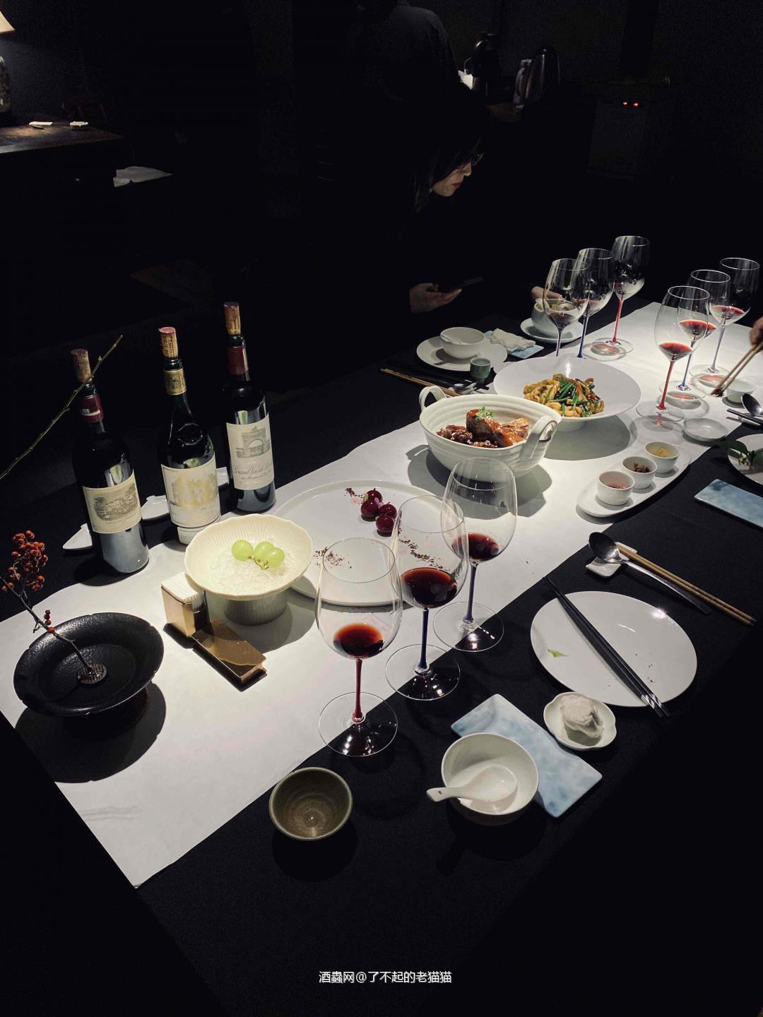 请御姐酒搭子喝酒，小姐姐不喜欢威士忌。我非常喜欢这种装修风格…