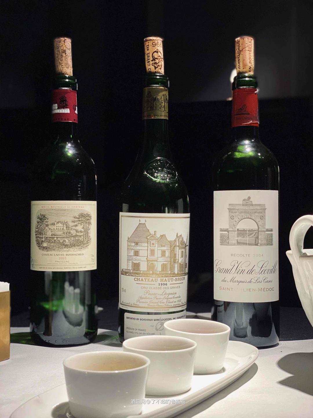 请御姐酒搭子喝酒，小姐姐不喜欢威士忌。我非常喜欢这种装修风格…