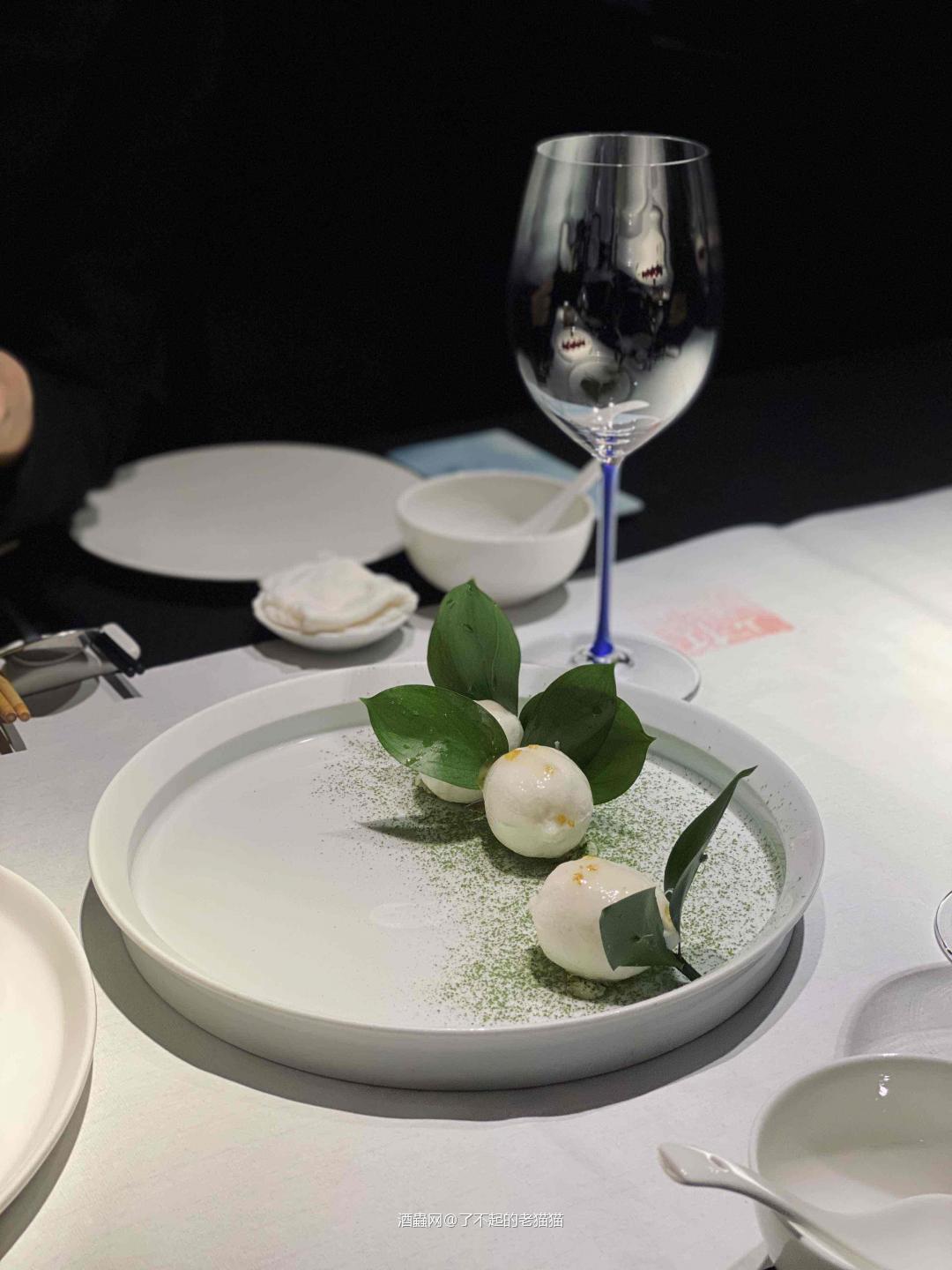 请御姐酒搭子喝酒，小姐姐不喜欢威士忌。我非常喜欢这种装修风格…