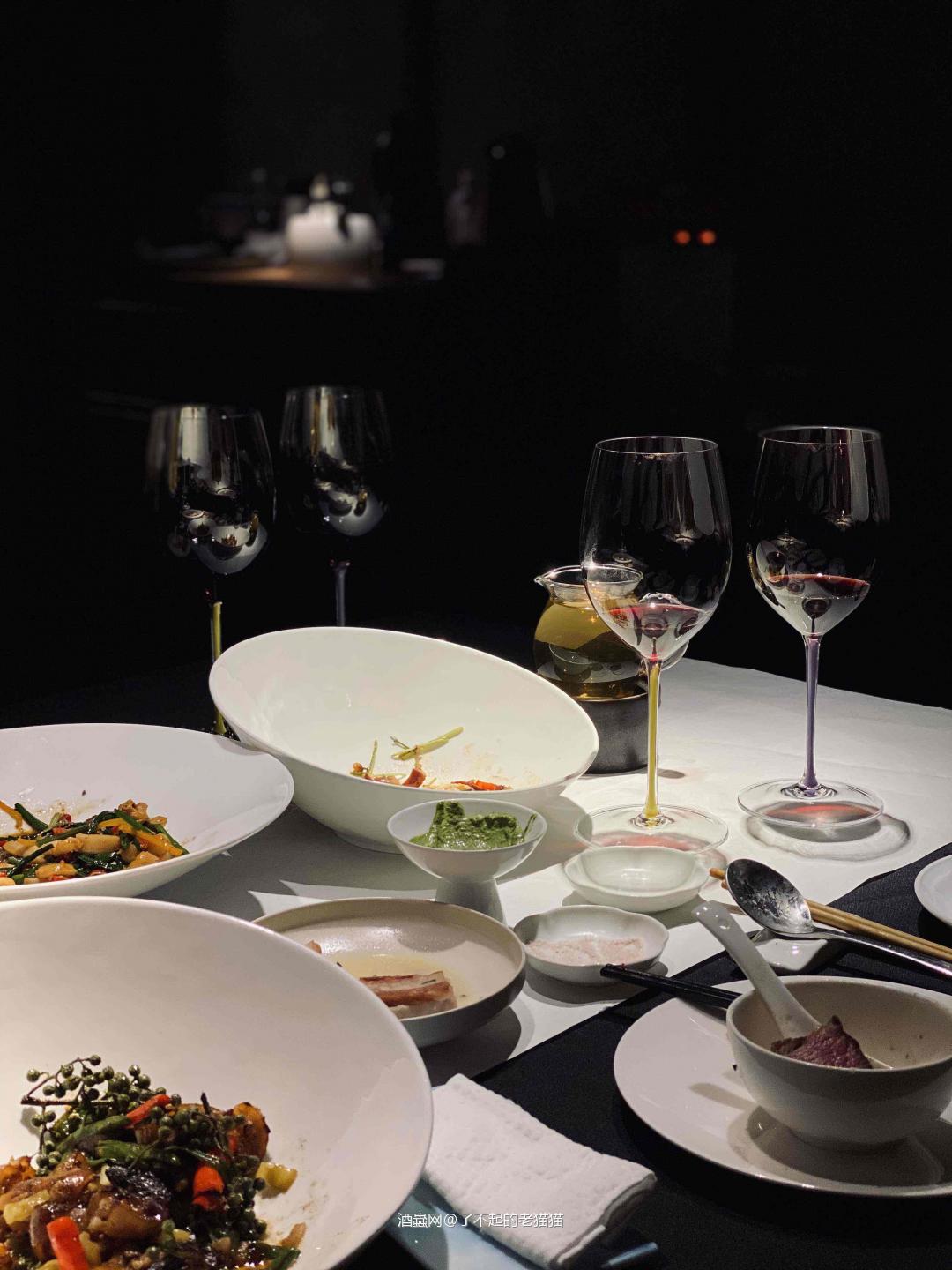 请御姐酒搭子喝酒，小姐姐不喜欢威士忌。我非常喜欢这种装修风格…