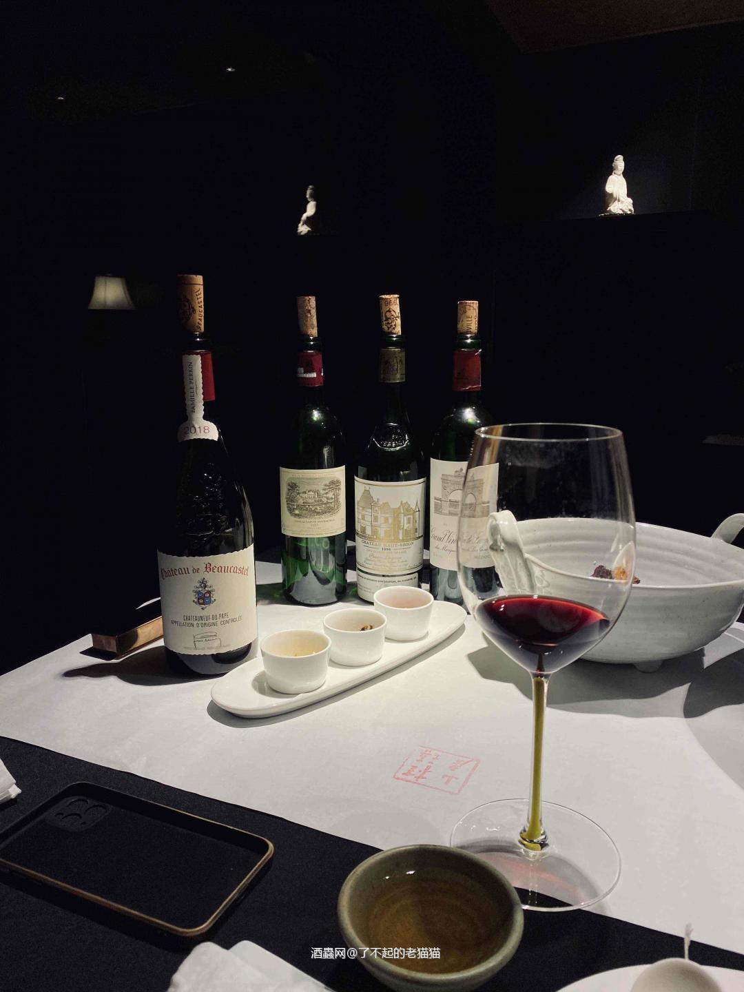 请御姐酒搭子喝酒，小姐姐不喜欢威士忌。我非常喜欢这种装修风格…