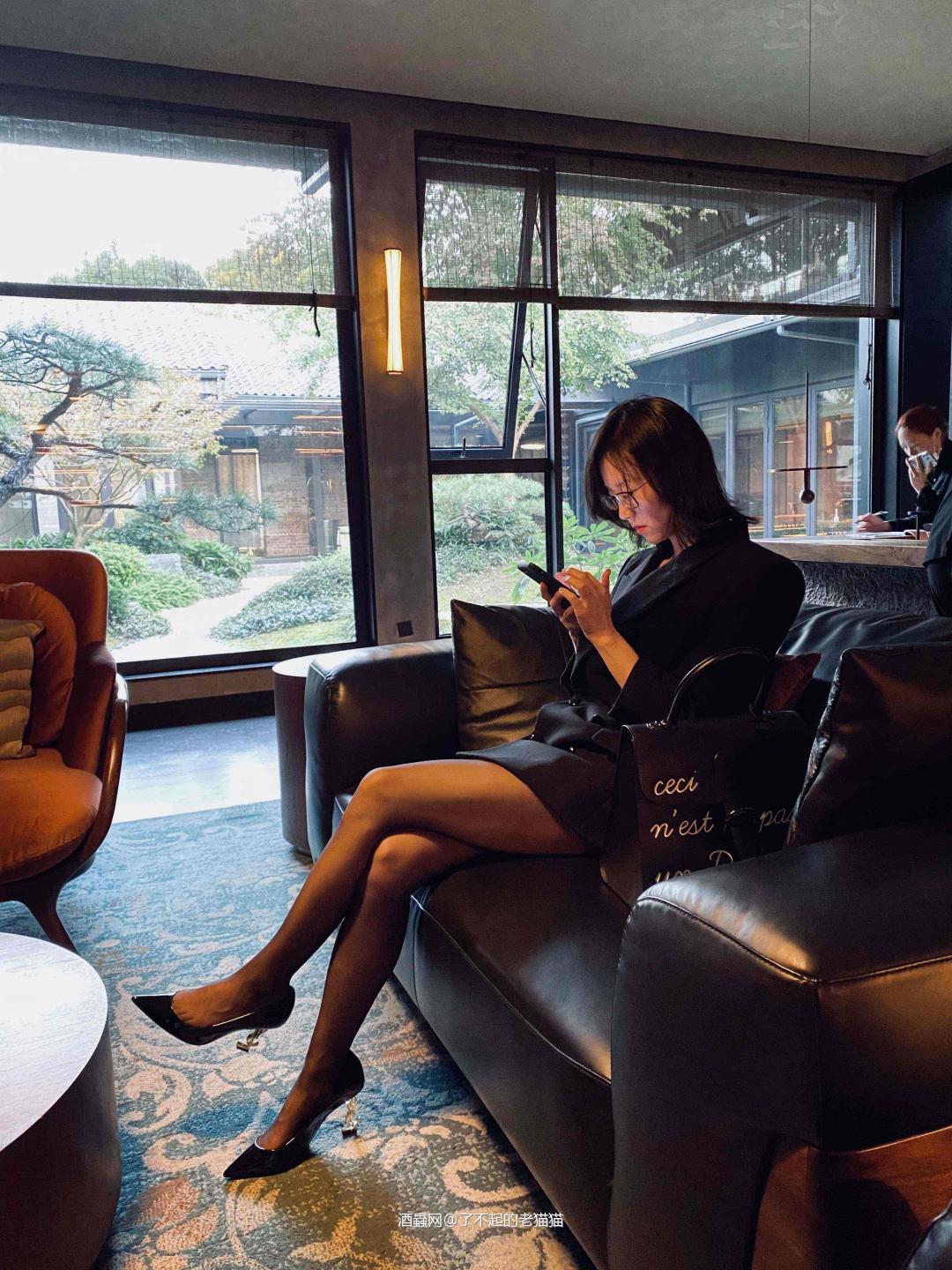 请御姐酒搭子喝酒，小姐姐不喜欢威士忌。我非常喜欢这种装修风格…