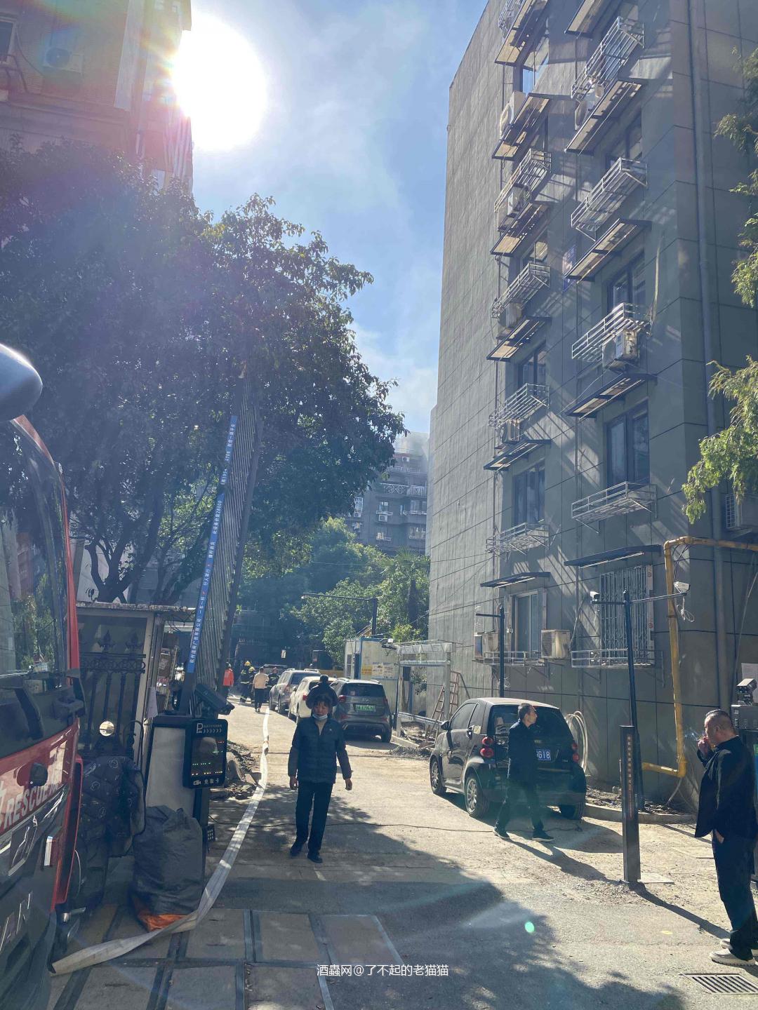 围观一场有惊无险的失火然后去小店喝点百富