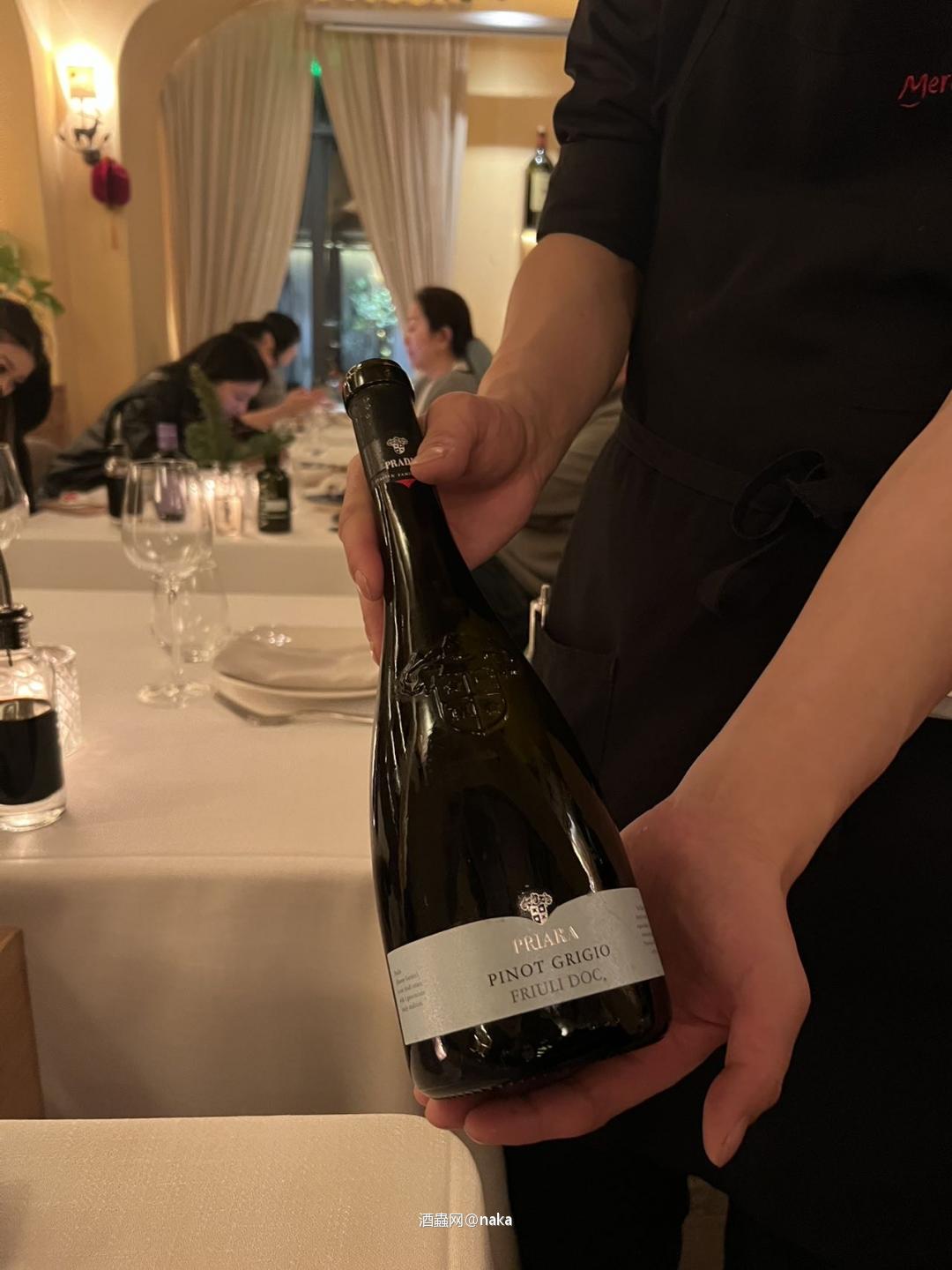 在酒虫网买的香槟 黑中白 非常好喝