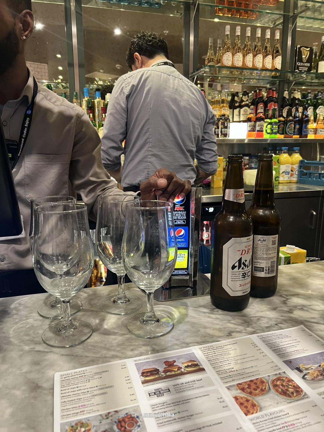 在英国机场直接开喝