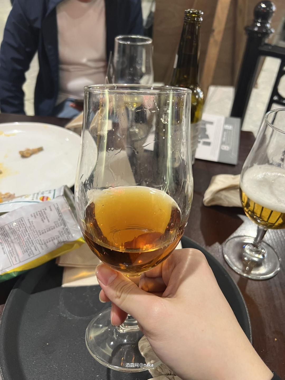 在英国机场直接开喝